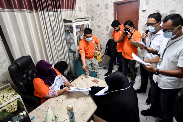 Petugas kepolisian Polda Metro Jaya melakukan reka ulang adegan kasus aborsi ilegal di kawasan Percetakan Negara, Jakarta, Jumat (25/9/2020). Foto: Muhammad Adimaja/Antara Foto