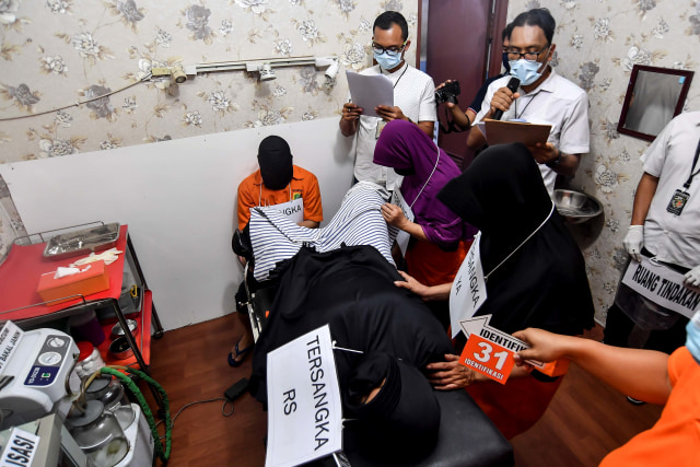 Suasana reka ulang adegan kasus aborsi ilegal di kawasan Percetakan Negara, Jakarta. Foto: Muhammad Adimaja/Antara Foto