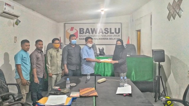 Tim Hukum Hello HUMANIS saat menyerahkan permohonan ke Bawaslu Halmahera Selatan. Foto: Istimewa