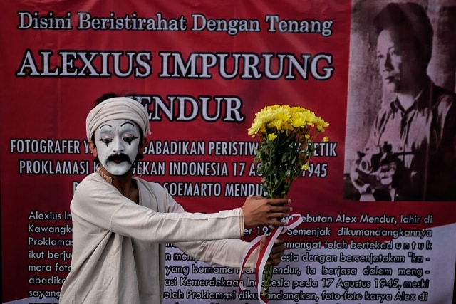 Seniman pantomim Kota Bandung Wanggi Hoed mementaskan kesenian di makam fotografer Alex Mendur pada acara penghormatan kepada fotografer proklamasi tersebut di Pemakaman Pandu, Kota Bandung, Jumat (25/9/2020). Foto: Jamal Ramadhan/kumparan
