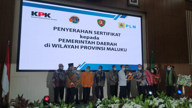 Penyerahan sertifikat kepada Pemerintah Daerah Maluku dalam rapat koordinasi perbaikan tatakelola Aset PT PLN (Persero) di Maluku. Foto: Istimewa