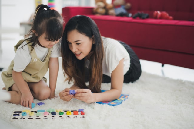 Ilustrasi ibu dan anak sedang bermain di rumah. Foto: Shutterstock