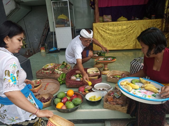 Seperti keluarga Umat Hindu yang lain di Bali, keluarga Nengah Dwija mempersiapkan sesaji untuk hari raya Kuningan - WIB
