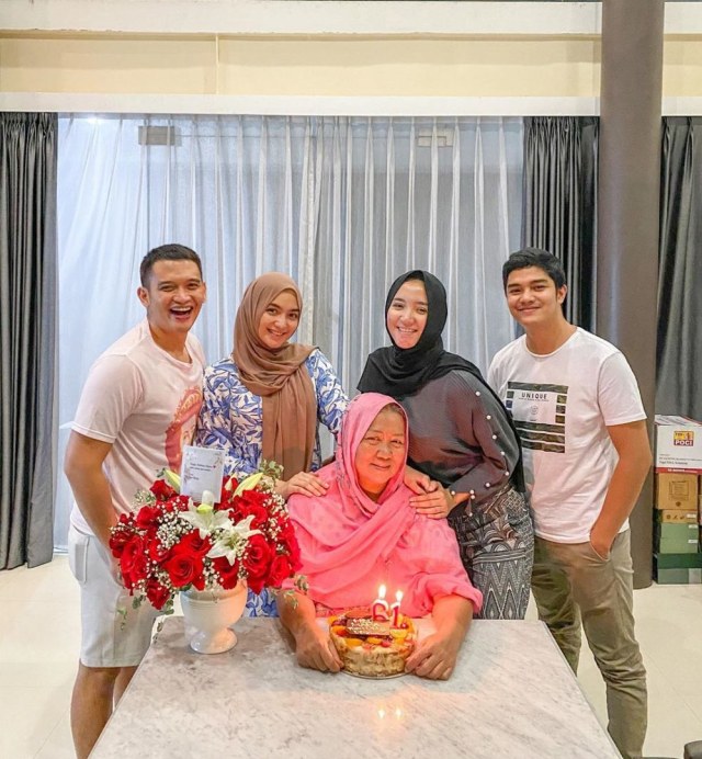 Momen Seru 5 Seleb Rayakan Ultah Mertuanya (50990)