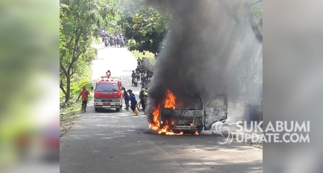 Mobil pick up yang terbakar di Jalan Raya Jenderal Sudirman, Desa Citepus, Kecamatan Palabuhanratu, Kabupaten Sukabumi. Sabtu (26/9/2020). | Sumber Foto:Istimewa