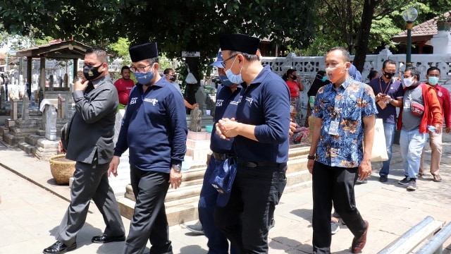 Bupati Cirebon dan jajaran Kemenparekraf saat meninjau komplek Makam Sunan Gunungjati. (Juan)
