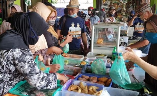 Alias Wello berbelanja kue di Pasar Barek Motor Kijang (Foto:Ist)