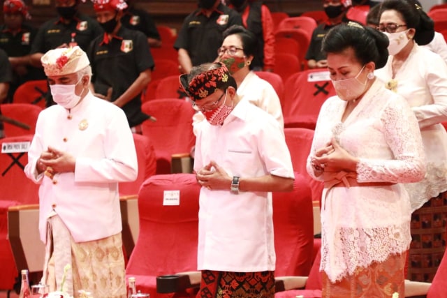 Gubernur Bali, I Wayan Koster (tengah) dan Putri Suastini Koster ( kanan) dalam sebuah acara - IST