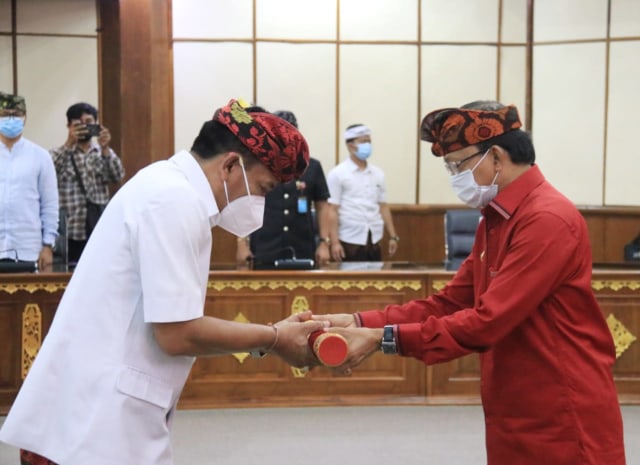 ﻿Gubernur Bali Wayan Koster saat menyerahkan SK Pengangkatan Ketut Lihadnyana sebagai Penjabat Sementara (Pjs) Bupati Badung  - IST