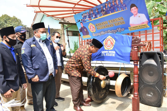 Wakil Gubernur Jawa Barat, Uu Ruzhanul Ulum meresmikan Desa Wisata Kampung Tipar di Lapangan Kelurahan Tipar, Kecamatan Citamiang, Kota Sukabumi. (Humas Jabar)