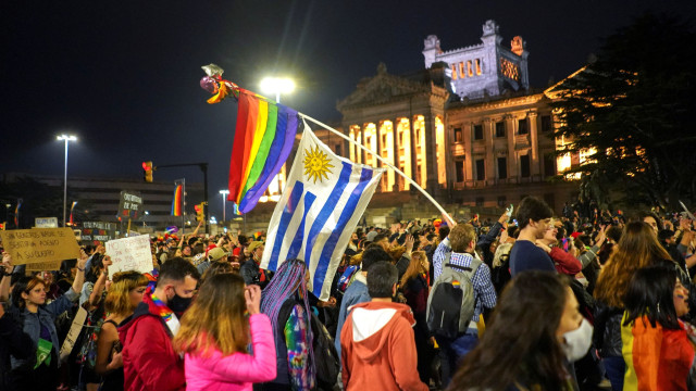 Foto Pawai LGBT di Uruguay di Tengah Pandemi Corona