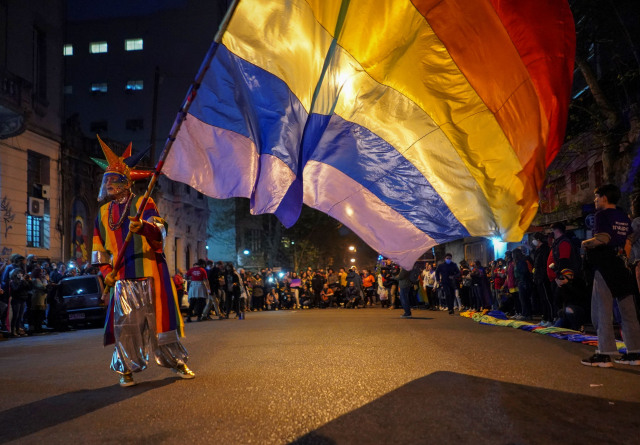 Bendera warna pelangi LGBT dalam Diversity March tahunan di pusat kota Montevideo, Uruguay, Jumat (25/9/2020). Foto: MARIANA GREIF/REUTERS