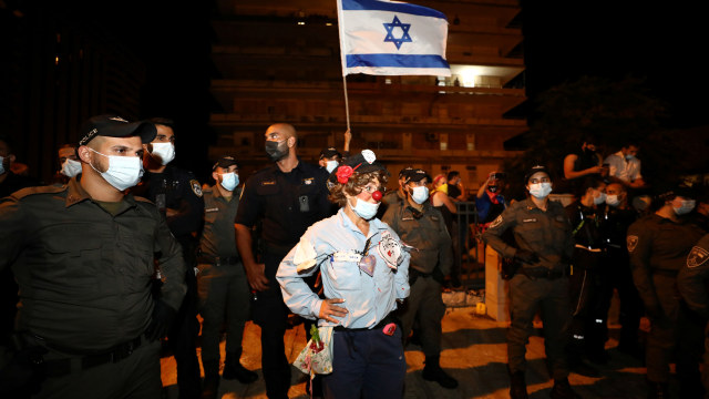 Warga Israel terhadap Perdana Menteri Benjamin Netanyahu di Yerusalem. Foto: AMMAR AWAD/REUTERS