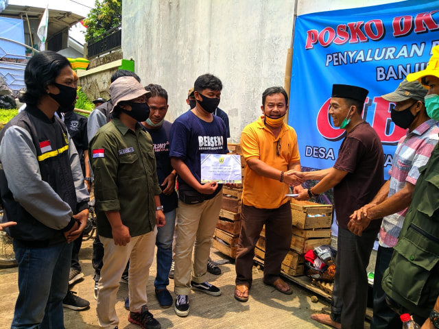 Foto : Pemuda Batununggal bergerak bersama menuju lokasi terjadinya banjir bandang yang terjadi di Cicurug Sukabumi pada hari Senin (21/09/20).