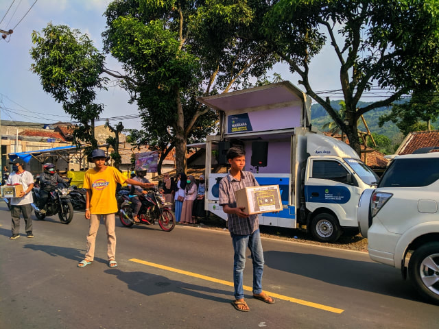 Foto : Pemuda Batununggal bergerak bersama menuju lokasi terjadinya banjir bandang yang terjadi di Cicurug Sukabumi pada hari Senin (21/09/20).