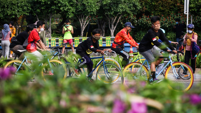 Warga bersepeda di kawasan Bundaran HI, Jakarta, Minggu (27/9). Foto: Rivan Awal Lingga/ANTARA FOTO