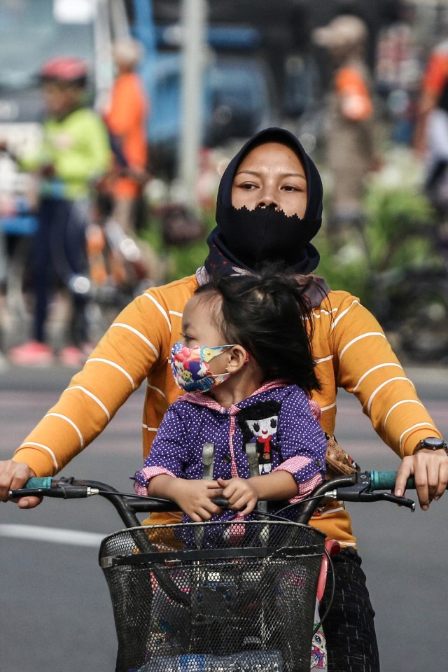 Warga bersepeda di kawasan Bundaran HI, Jakarta, Minggu (27/9). Foto: Rivan Awal Lingga/ANTARA FOTO