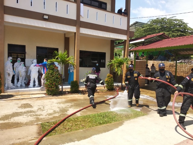 Petugas Damkar Kuningan melakukan penyemprotan disinfektan di lingkungan pondok pesantren Husnul Khotimah Kuningan, Jabar. (ciremaitoday)