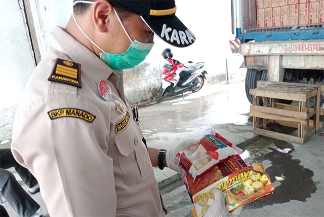 Balai Karantina Pertanian Manado melakukan pengecekan kualitas daging ayam olahan yang masuk ke Sulawesi Utara