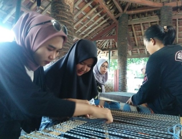 Sejumlah remaja di Kabupaten Majalengka, Jawa Barat mengolah limbah kain menjadi keset dengan teknik sederhana tanpa bantuan mesin. (Ciremaitoday)