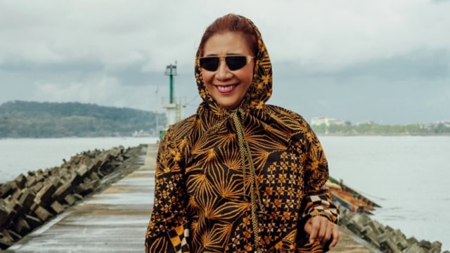Susi Pudjiastuti kenakan koleksi batik Anne Avantie. Foto: Dok. Susi Pudjiastuti