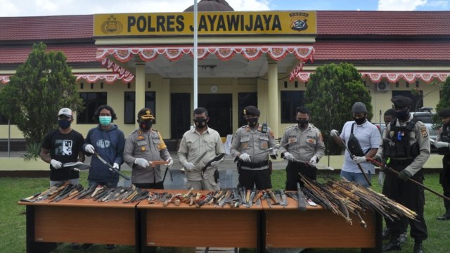 Senjata tajam yang ditemukan polisi di Wamena, Kabupaten Jayawijaya. (Dok Polda Papua)