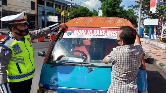 Stiker imbauan mari jo pake masker dipasang di angkutan umum yang ada di Kota Manado oleh pihak Kepolisian Daerah Sulawesi Utara