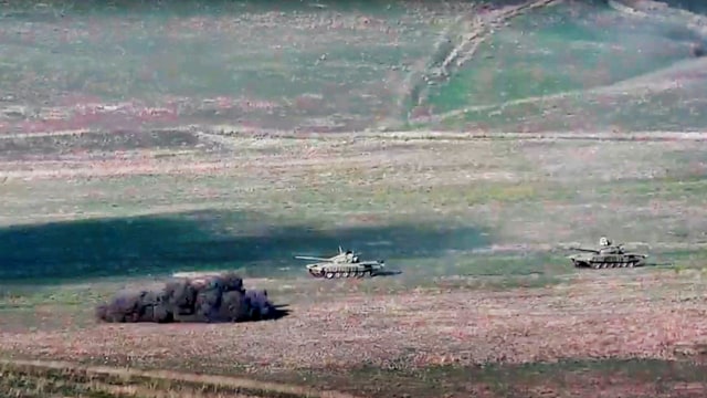 Tentara Armenia menghancurkan tank-tank Azerbaijan di garis kontak Republik Nagorno-Karabakh, Azerbaijan, Minggu (27/9). Foto: Armenian Defense Ministry via AP