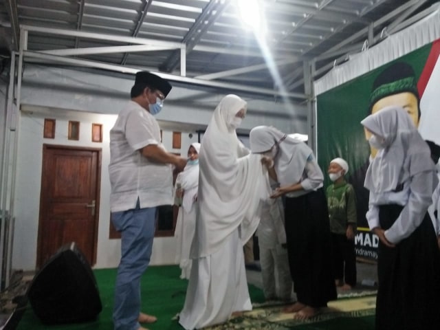 Calon Wakil Bupati Indramayu, Hj Ratnawati melakukan pemberian santunan kepada anak yatim dan kaum dhuafa. (Ciremaitoday)