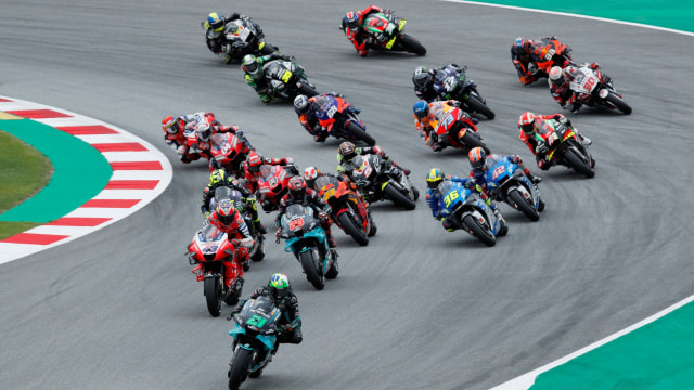 Sejumlah pebalap saat memulai balapan pada MotoGP Grand Prix Catalunya di Sirkuit Catalunya, Barcelona, Spanyol. Foto: Albert Gea/REUTERS