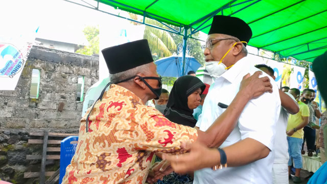 Seorang warga menyampaikan harapannya saat bertemu Calon Wali Kota dan Wakil Wali Kota Ternate Muhammad Yamin Tawary di Kelurahan Takome. Foto: Rajif Duchlun/cermat