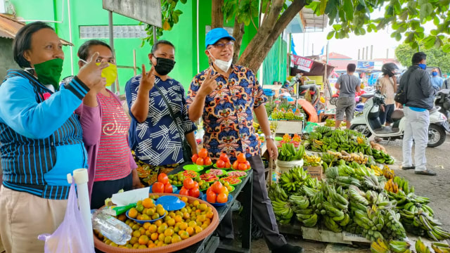 Calon Wali Kota Ternate M Tauhid Soleman, saat blusukan ke Pasar di Dufa-Dufa, Ternate. Foto: Rajif Duchlun/cermat