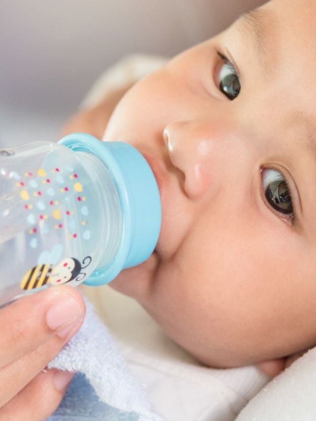 Ilustrasi bayi diberi minum air putih Foto: Shutterstock