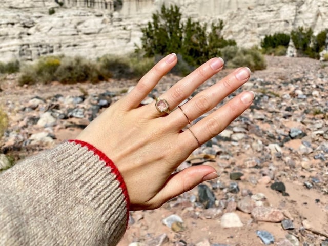 Tampilan cincin tunangan Lily Collins yang unik. Foto: dok. Instagram @lilyjcollins
