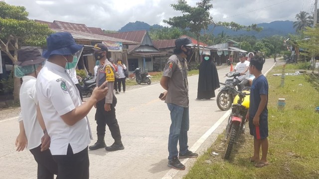 Seorang pemotor diberi sanksi menghafal Pancasila karena tak menggunakan masker. Foto: Frendy/sulbarkini