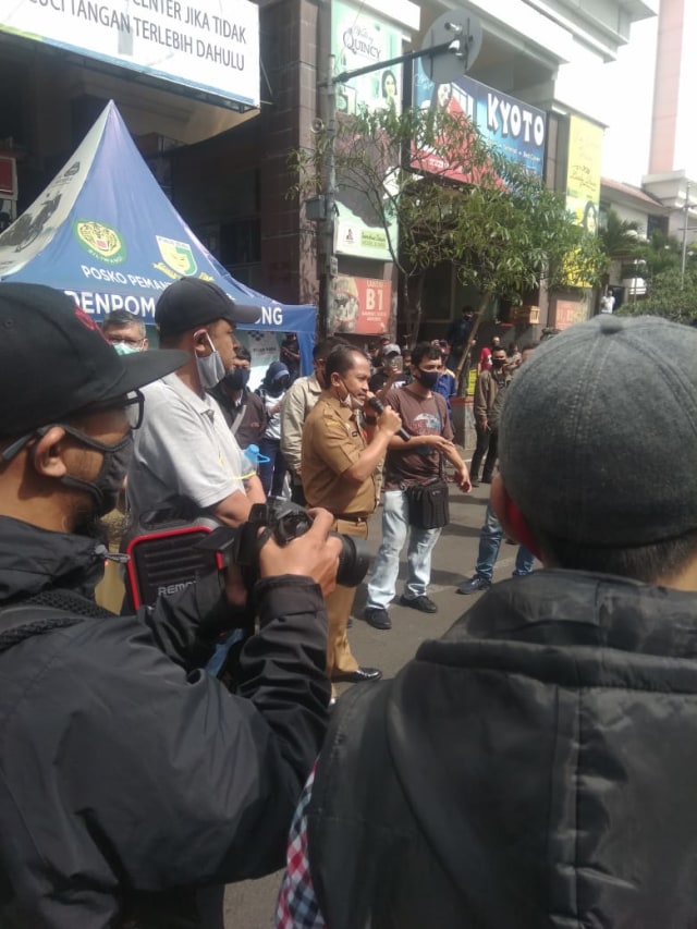 Pedagang Pasar Baru Bandung menggelar unjuk rasa soal penutupan jalan. Foto: Dok. Istimewa