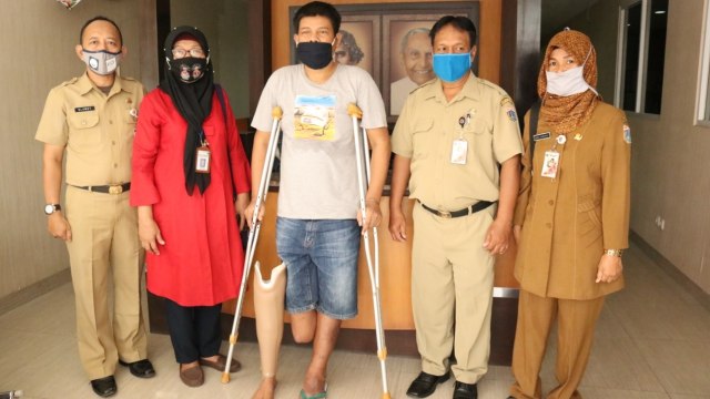 Pemprov DKI melalui Dinas Sosial mendistribusikan sejumlah alat bantu fisik (ABF) bagi penyandang disabilitas. Foto: Pemprov DKI