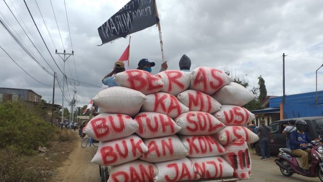 Unjuk rasa petani di Kabupaten Merauke. (BumiPapua.com/Abdel Syah)