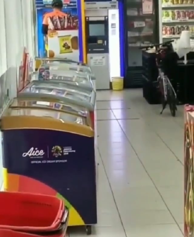 Viral video sepeda mewah parkir di dalam minimarket. (Foto: Instagram/@gabutempire)