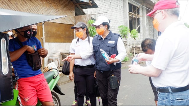 Bupati Kabupaten Sitaro, Evangelian Sasingen membagikan masker agar supaya masyarakat disiplin menggunakannya selama fase adaptasi kebiasaan baru di masa pandemi COVID-19 
