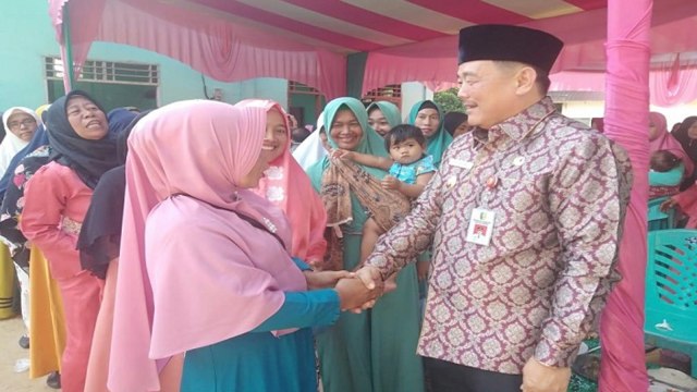 CALON Bupati Kuantang Singingi (Kuansing), Riau, Halim, saat bersama ibu-ibu dalam sebuah acara. Sebelum menyatakan maju sebagai Cabup, Halim menjabat Wakil Bupati. 