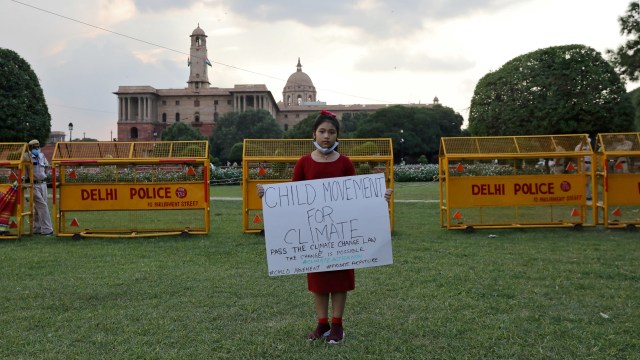 Licypriya Kangujam, aktivis iklim muda India berusia 8 tahun saat unjuk rasa pengesahan undang-undang perubahan iklim di depan parlemen India, New Delhi, India. Foto: Anushree Fadnavis/REUTERS