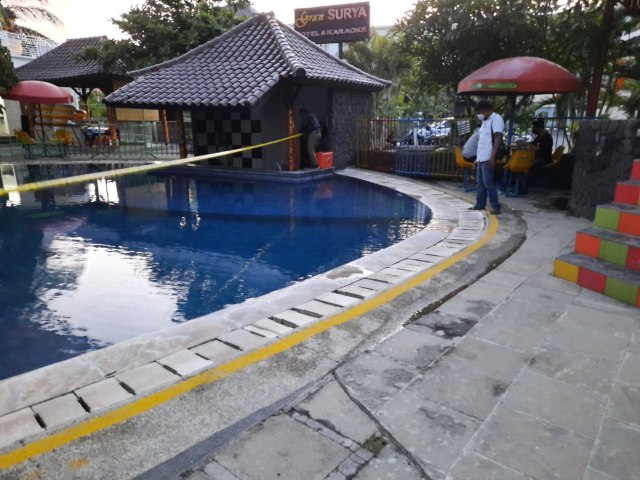 Kolam renag di Buleleng, Bali yang menjadi tempat tenggelamnya seorang bocah kini dipasangi police line - IST