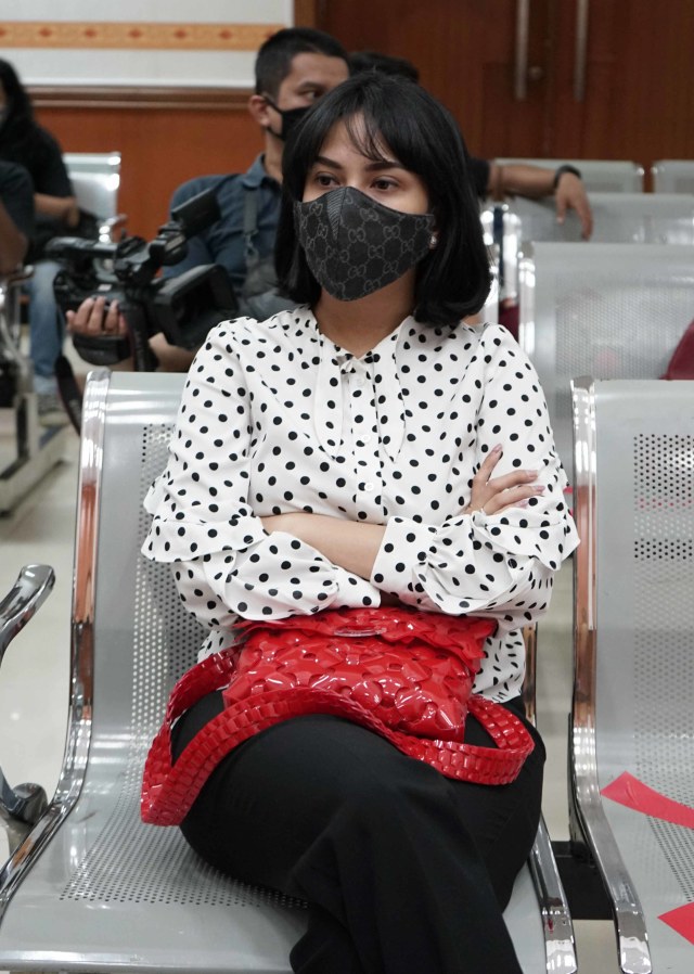 Terdakwa Vanessa Angel saat menjalani persidangan di Pengadilan Negeri Jakarta Barat, Jakarta, Senin, (18/9/2020). Foto: Ronny
