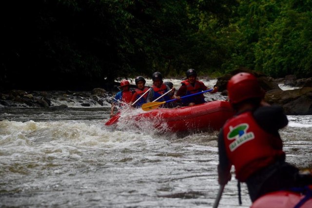 FAJI Kalbar bersama pengiat olah raga dan wisata arung jeram saat menjajal rute ekstrem di Riam Pangar, Kabupaten Bengkayang. Foto: Arief Nugroho/FAJI Kalbar