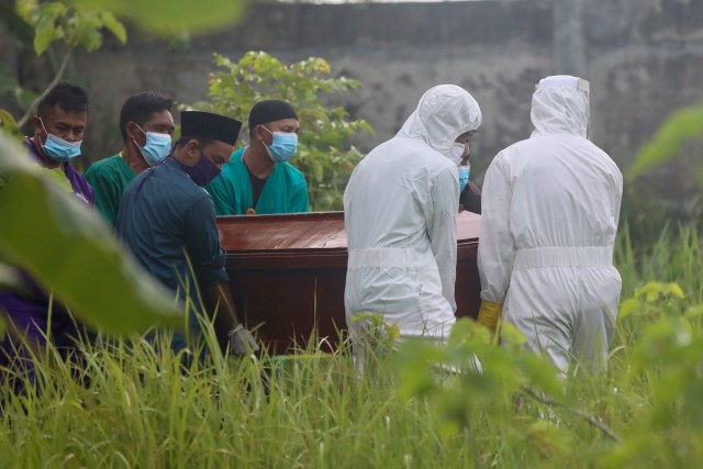 Membawa peti jenazah pasien COVID-19 yang meninggal dunia di Aceh untuk dimakamkan, Rabu (17/6). Foto: Suparta/acehkini 
