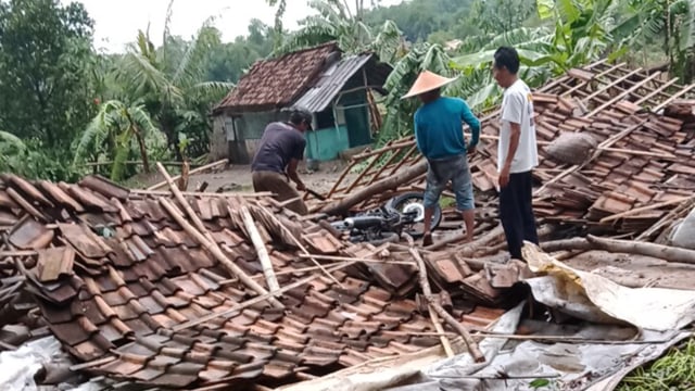 Puting Beliung Terjang Parung Panjang, Bogor, Sejumlah Rumah dan Masjid Rusak