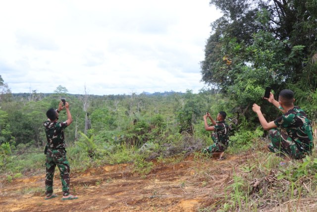Personel TNI di Sintang sedang mencari sinyal di perbukitan. Foto: Dok. Pendim Sintang