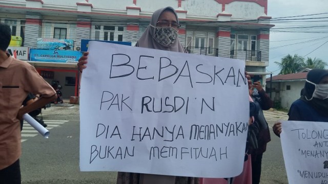 Aksi warga membela pengkritik dana desa. Foto: Siti Aisyah/acehkini 