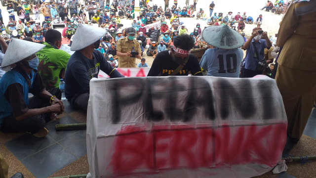 Unjuk rasa petani Merauke di Kantor Bupati Merauke. (BumiPapua.com/Abdel Syah)
